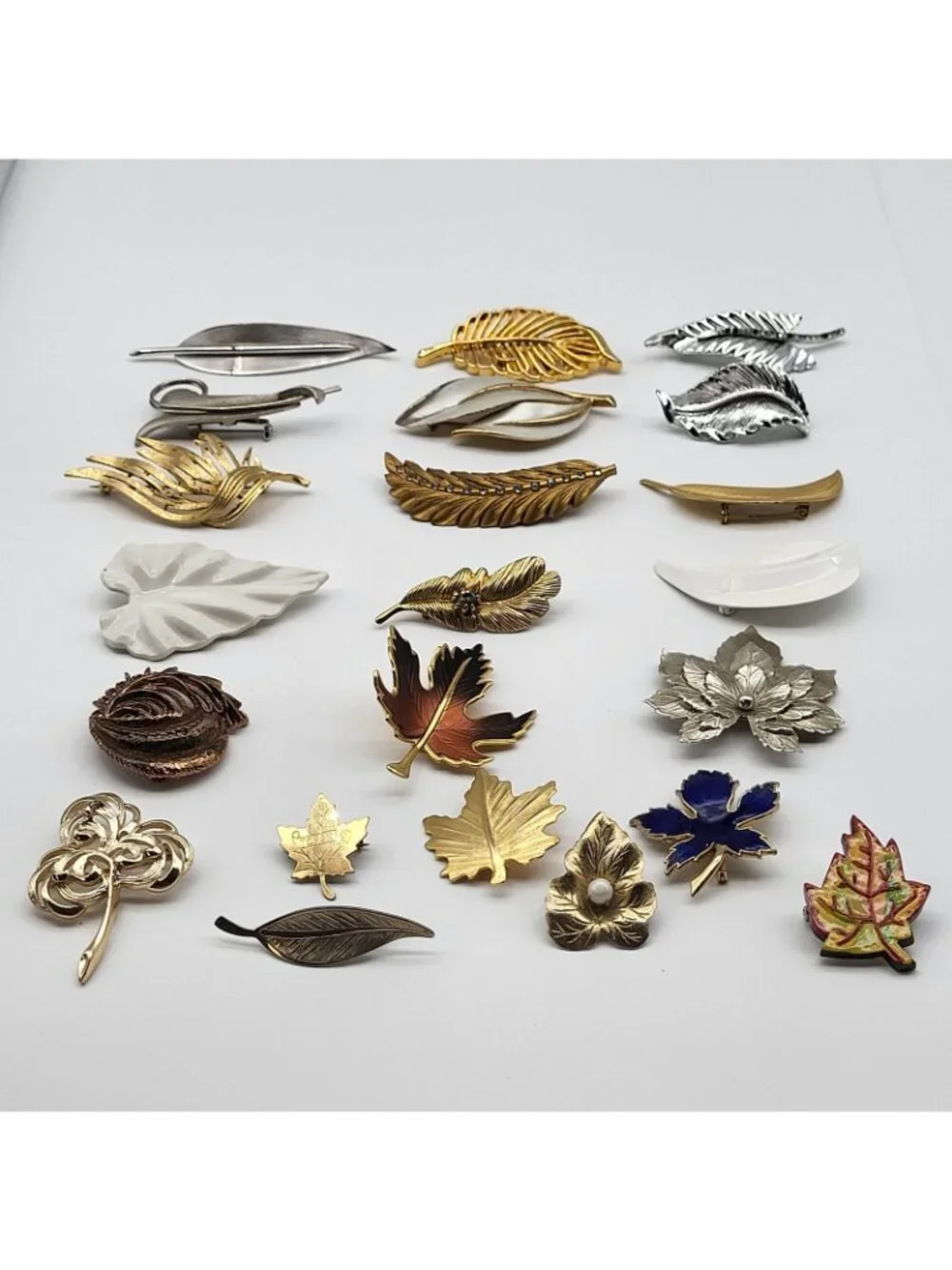 Fab Vintage Brooch pin lot leaf feather leaves some signed 22 piece Boho